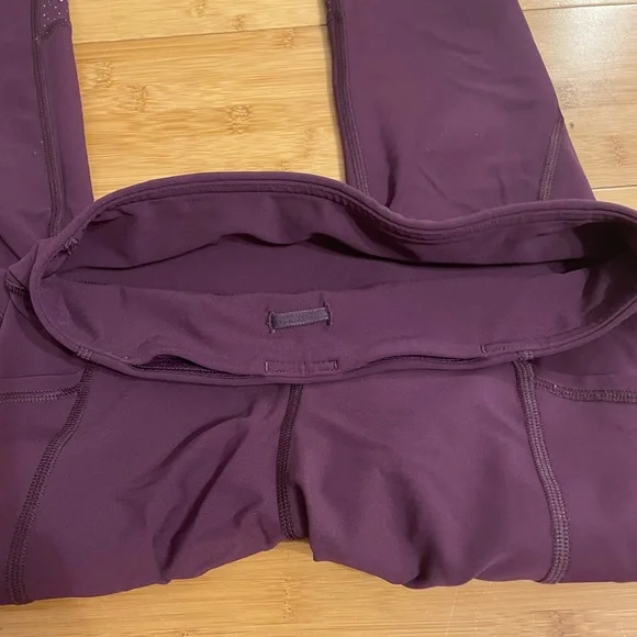 Lululemon Scallop Leggings!!! Size 4! - Picture 5 of 10